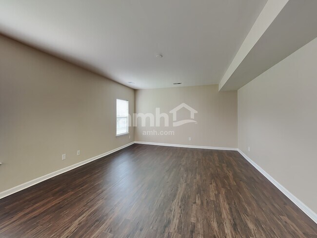Building Photo - 1007 Silverwood Dr