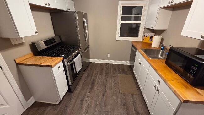 Foto del edificio - 7318-7320 Wakefield Ave