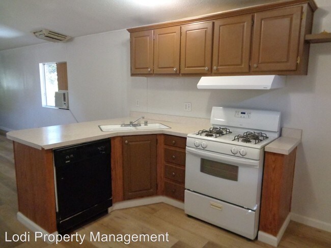 Building Photo - 2 br, 1 bath House - 8441 W Stockton St