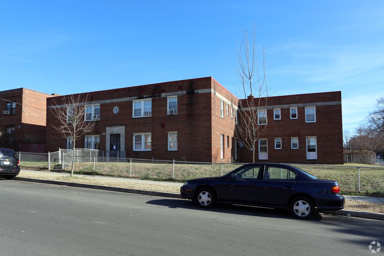 Foto principal - 805 19th St NE