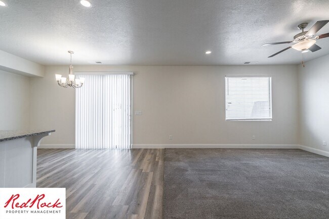 Foto del edificio - Townhome in Desirable Hurricane Heights!