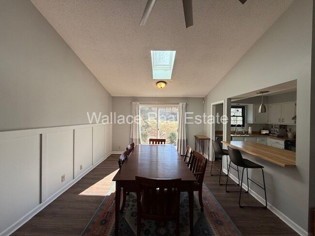 Foto del edificio - UPDATED, SEMI-FURNISHED 3 BEDROOM HOME IN ...