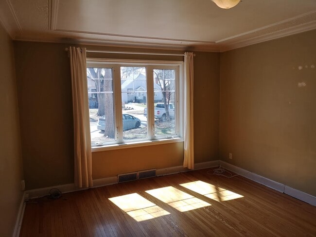 Building Photo - 897 Palmerston Ave