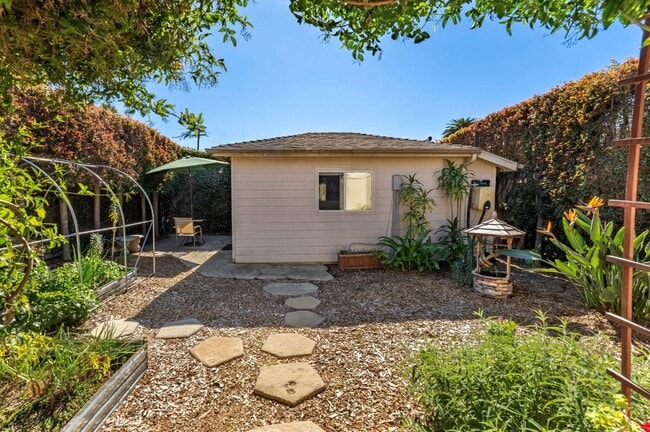 Building Photo - 4593 Hollister Ave