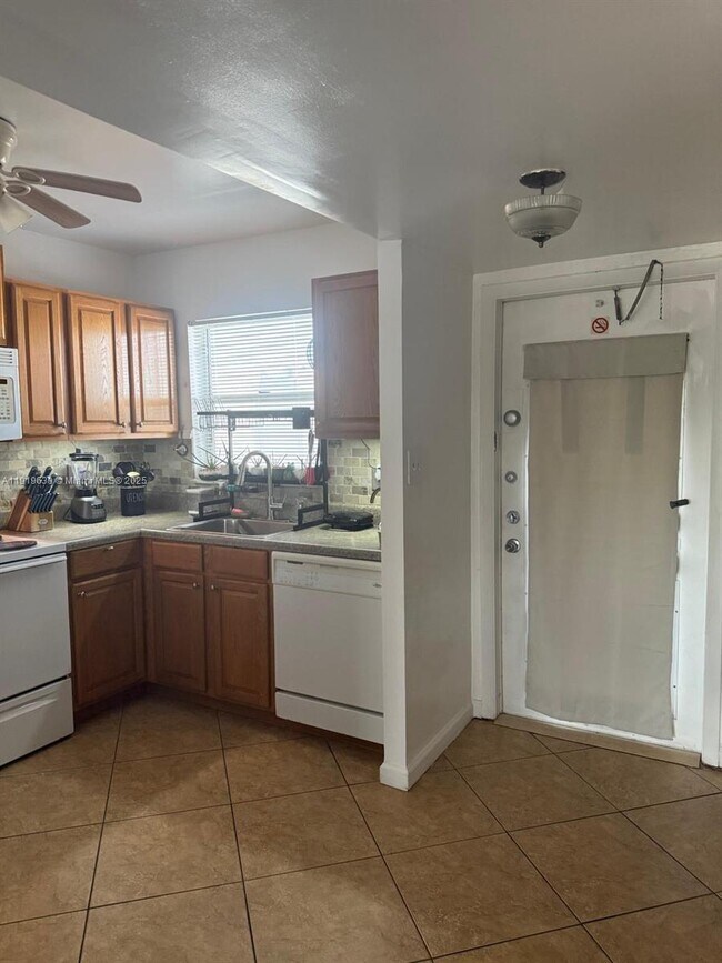 Foto del edificio - 8220 Sunrise Lakes Blvd