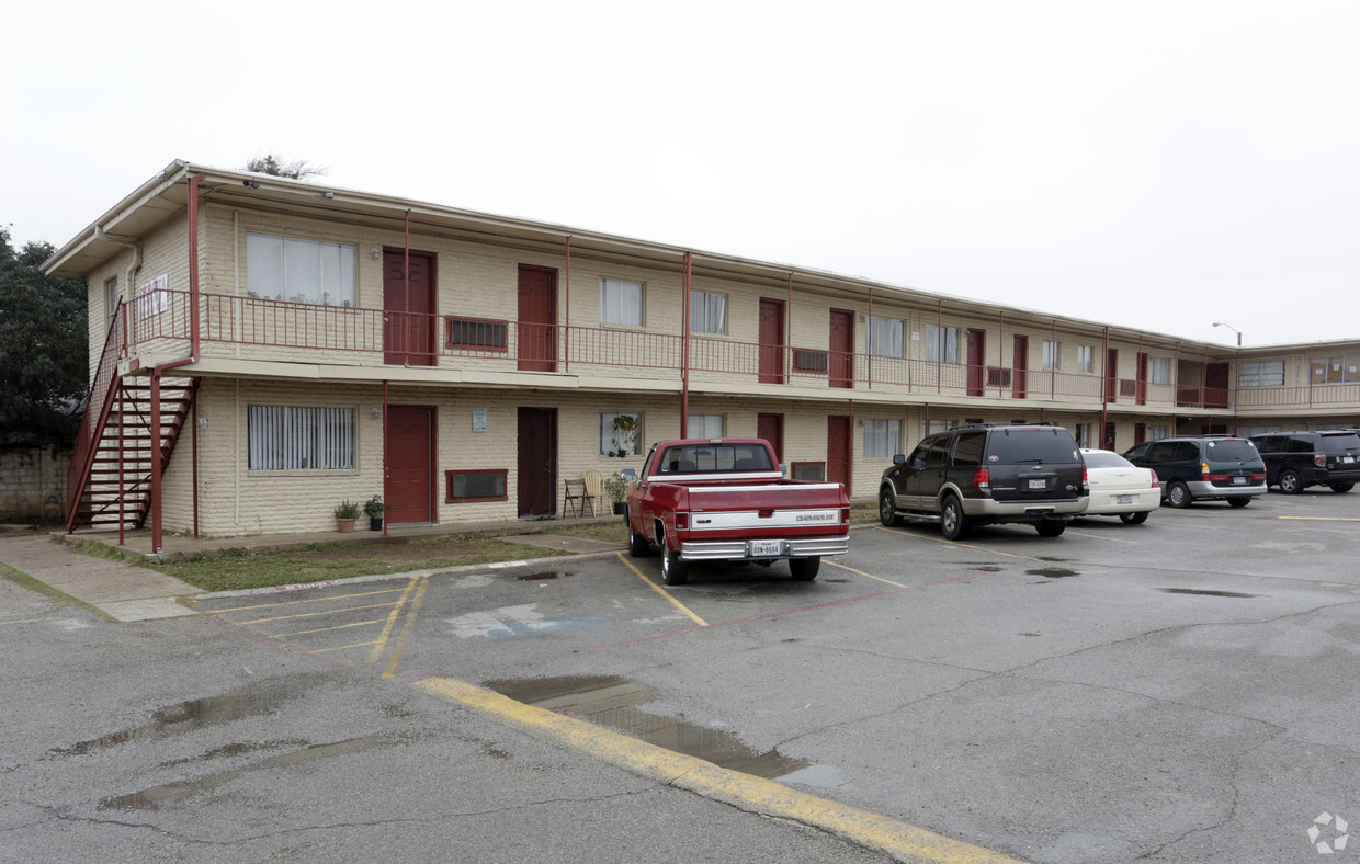 Building Photo - Chiquita Apartments