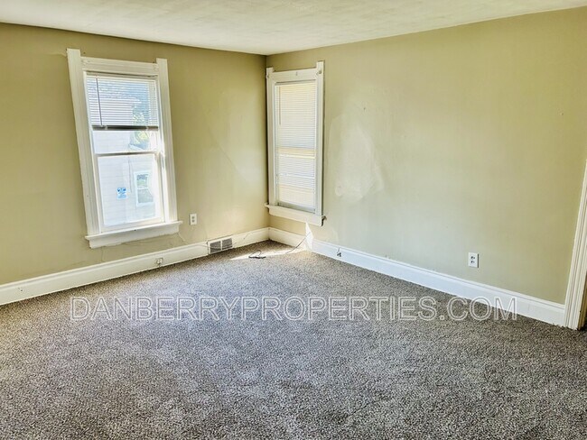 Foto del edificio - 457 Parker Ave