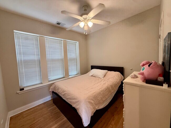 Foto del edificio - 4716 N Bernard St