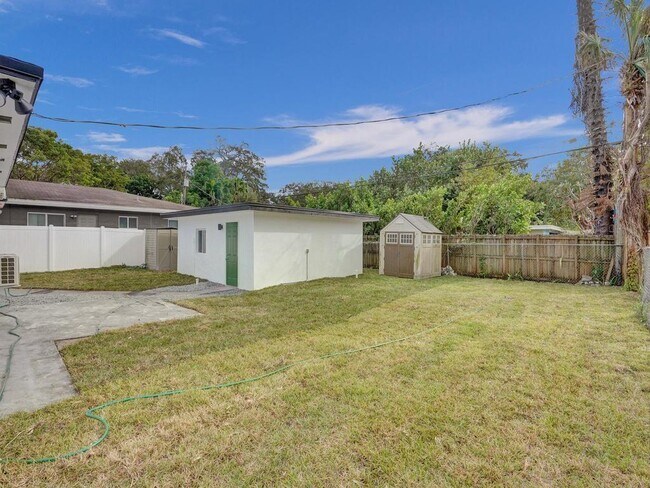 Building Photo - 940 SW 28th St