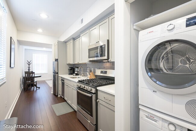 Building Photo - 1409 Hopkins St NW