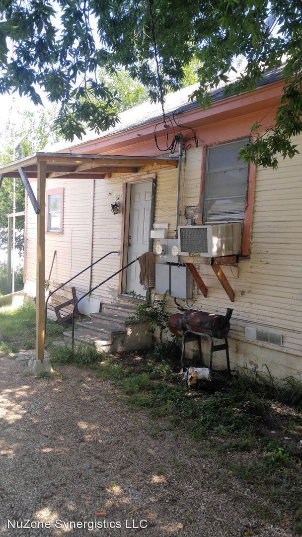 Building Photo - 3 br, 1 bath Apartment - 631-B Park St.
