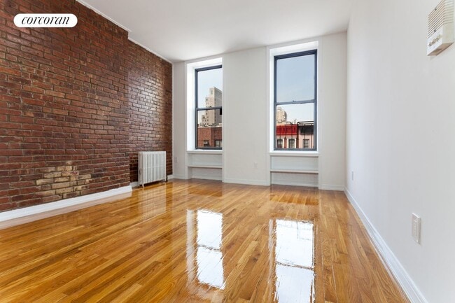Building Photo - 1586 1st Ave