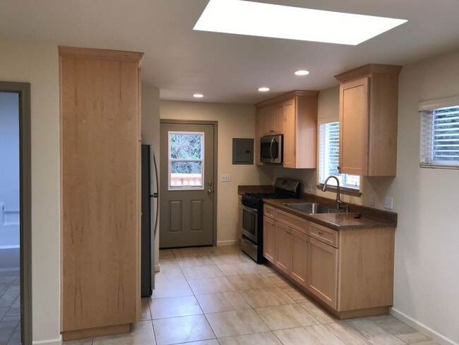 Building Photo - 3325 S &amp; 1815 Glatt [PRM: Marlene] (2)