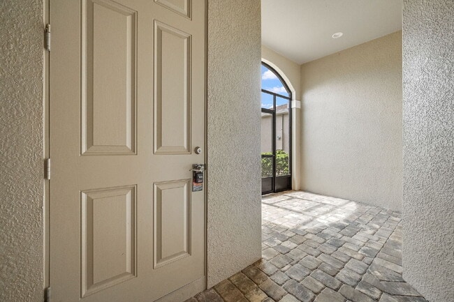 Building Photo - 3 bedroom Loren Cove Unit with Access to A...