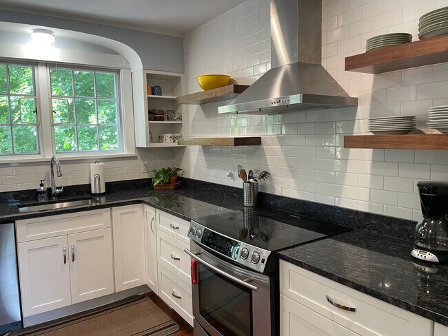 Foto del edificio - Lovely Tudor Home with convenient in town location