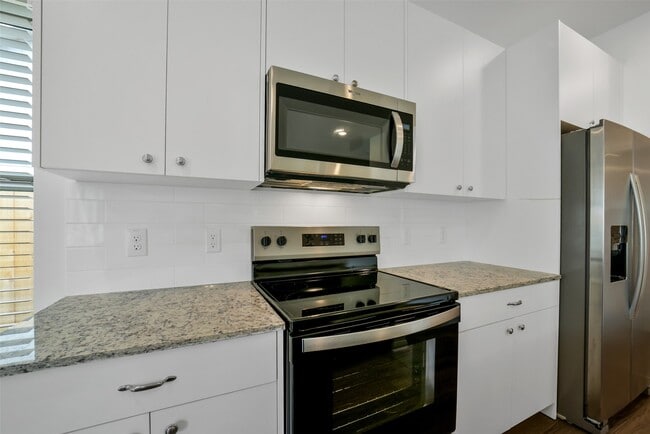 Foto del edificio - 13315 Campos Dr