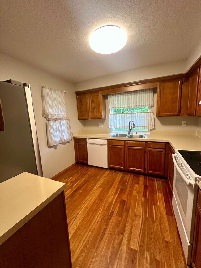 Foto del edificio - Don't Miss out on this 2 Bed +Loft Townhome in Northpark Available August 14th, 2026!