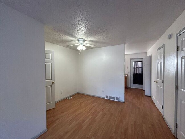Foto del edificio - $250 ADMIN  FEE   WAIVED!! Lovely 2-Bedroo...