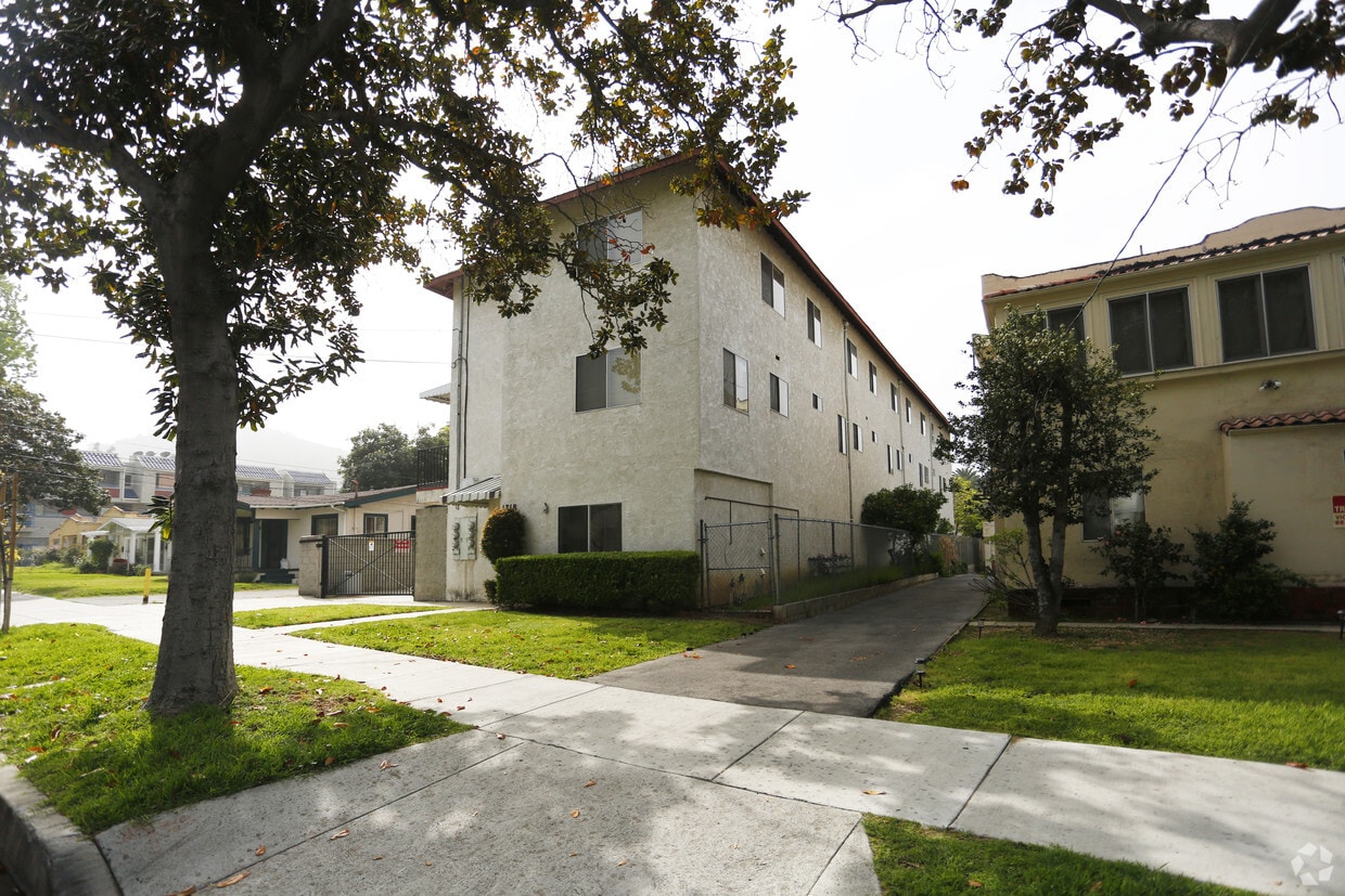 Building - 1718 E Glenoaks Blvd