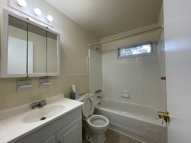 Building Photo - Woodside Court Apartments