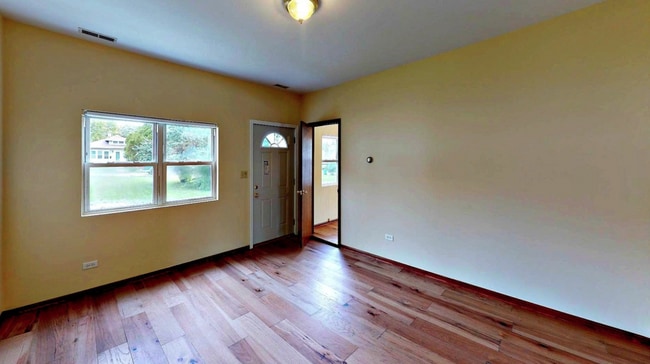 Building Photo - Spacious 2BR Home in Joliet – In-Unit Laun...