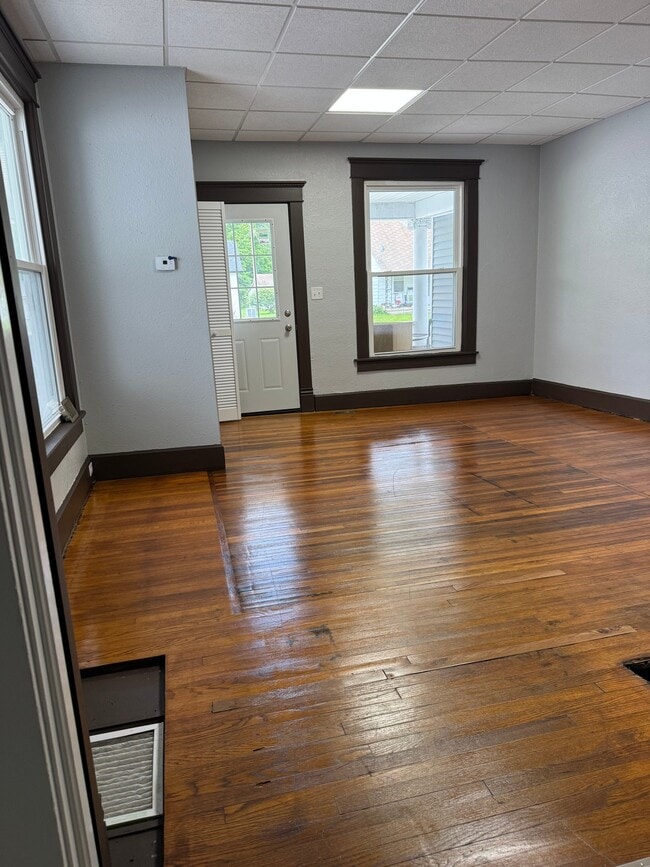 Building Photo - 506 S Market St