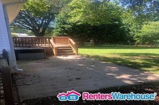Building Photo - 3 bedrooms and 2 full bath home