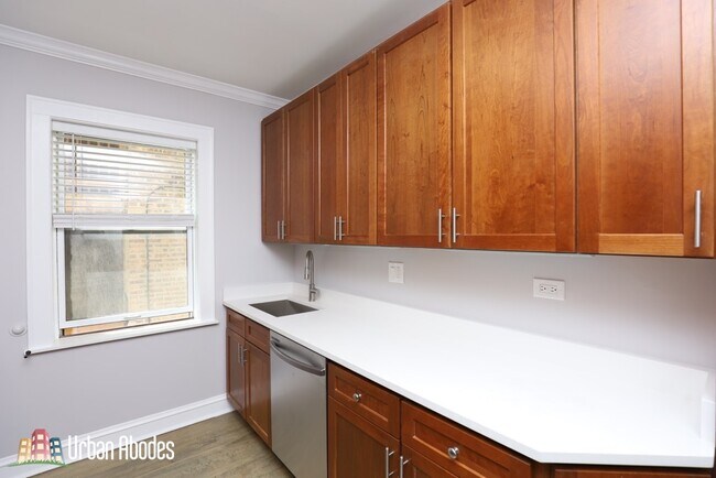Building Photo - 1352 W Carmen Ave