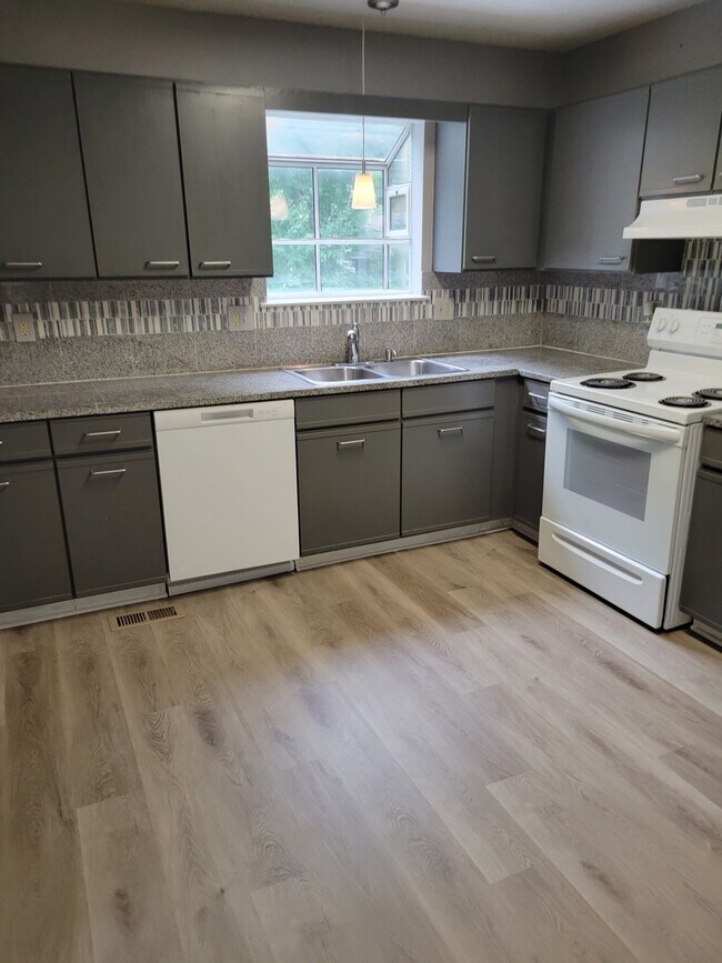 kitchen - 4228 Lakes End Dr NW