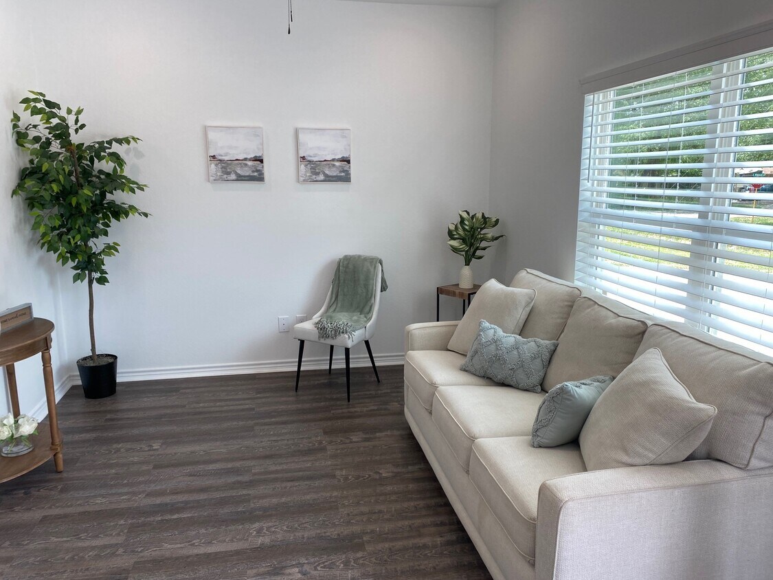 Foto principal - 24029 Wildwood Rd