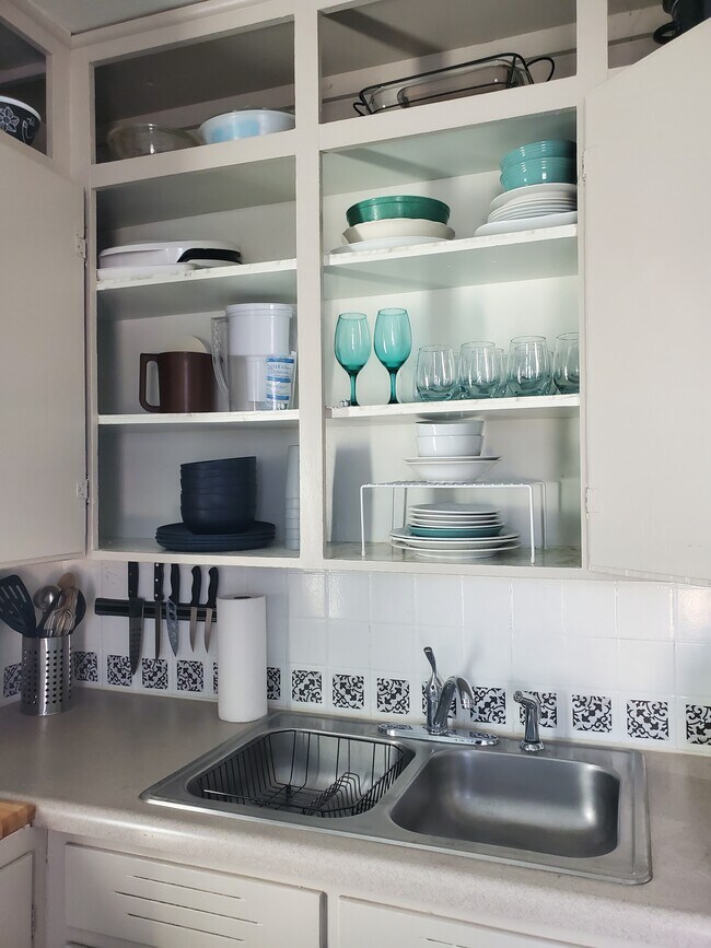 Fully stocked kitchen - 314 N Maple