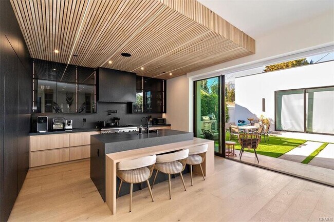 Foto del edificio - 5347 Natick Ave