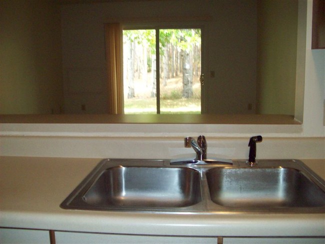 Building Photo - 315 Pine Tree Dr