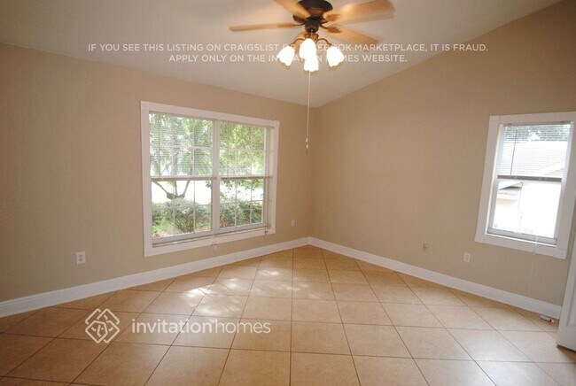 Foto del edificio - 815 Palm Forest Ln