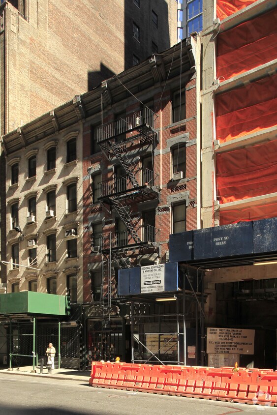 Foto principal - 331 W 38th St