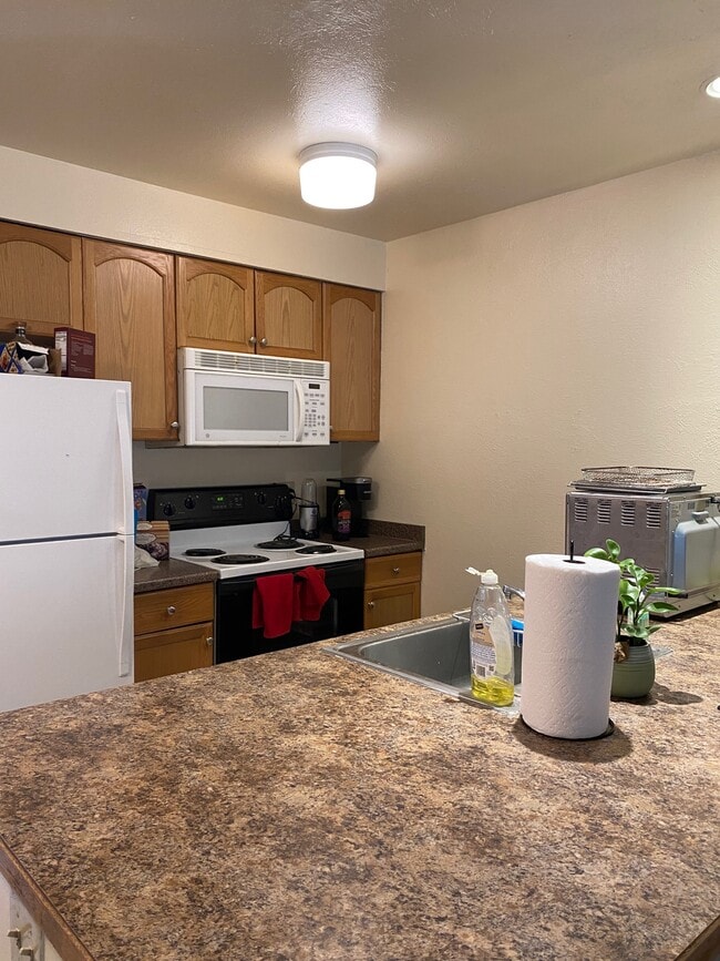 Kitchen - 1065 University Ave