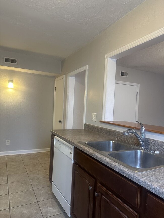 Foto del edificio - MOVE IN SPECIAL! 1/2 Month RENT! 1 Bed 1 Bath Apartment available East Columbus!