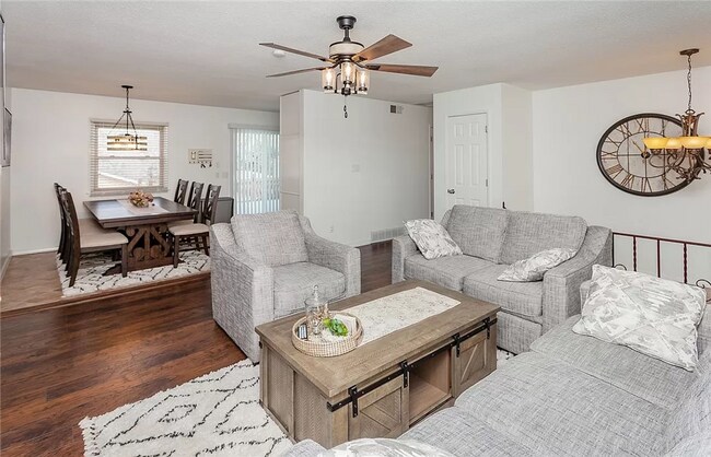 Foto del edificio - LOWER BEAVER!! 4 Bed, 2 Bath Home in Des Moines