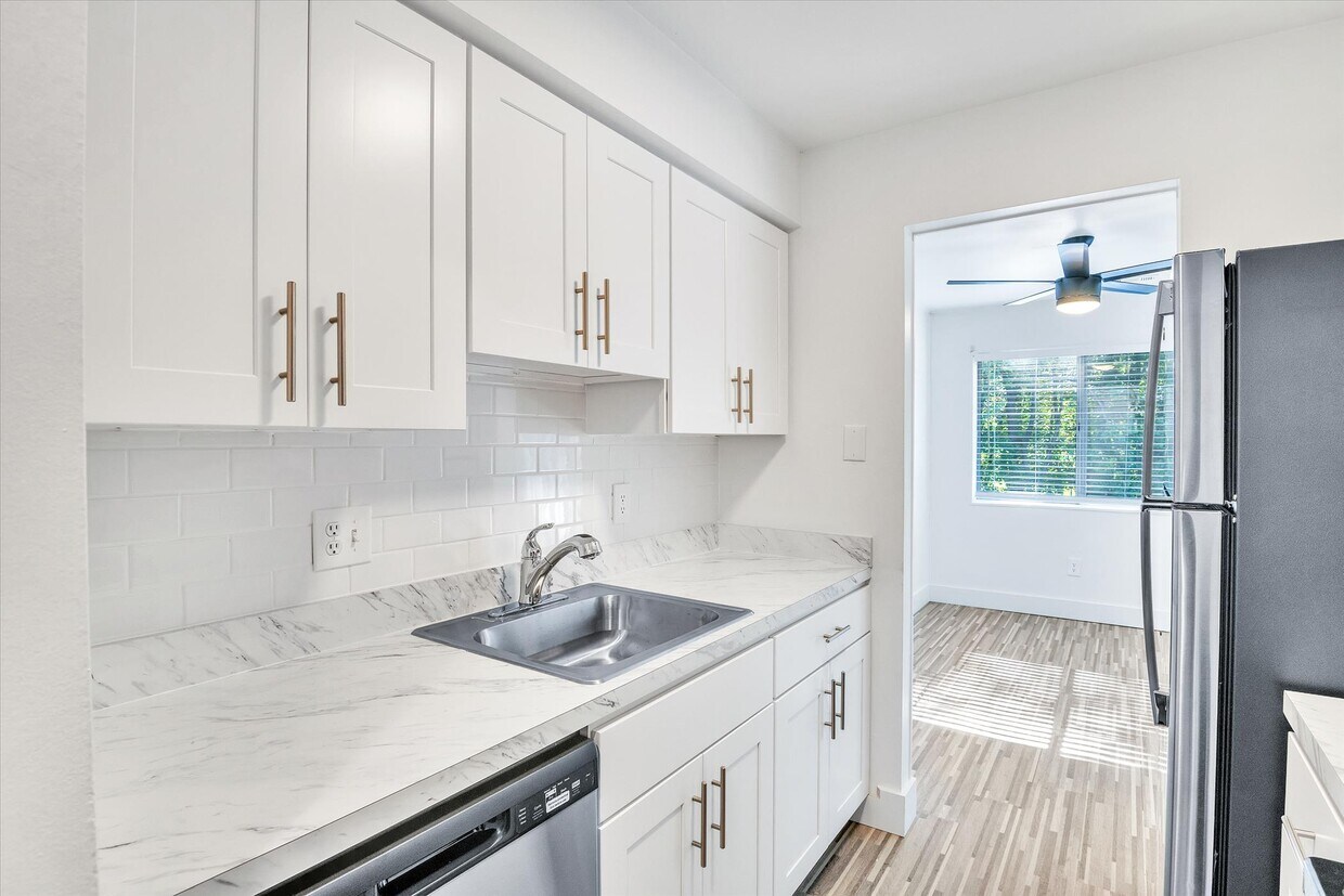 Bloomfield On The Green West Bloomfield, MI Apartments 2510 Woodrow