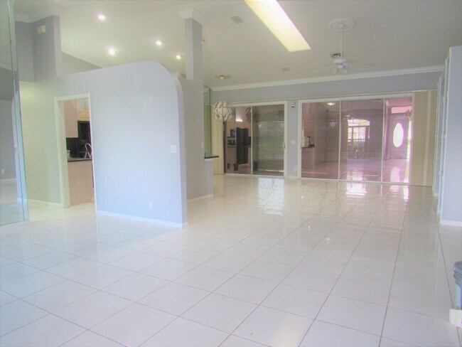 Building Photo - 107 Venetian Ln