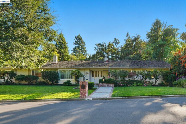 Foto del edificio - 2402 Royal Oaks Dr