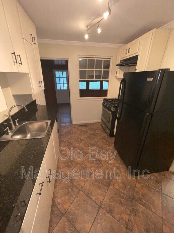 Foto del edificio - 64 Hathaway Rd W