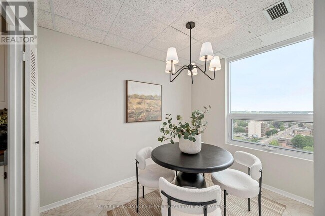 Photo du bâtiment - Spacious 3-Bedroom, 2-Bathroom Downtown Unit