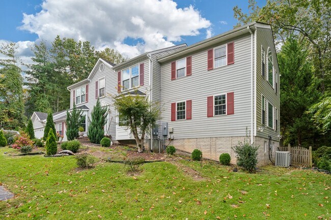 Building Photo - Charming 4 bedroom 3 bathroomSingle-Family...
