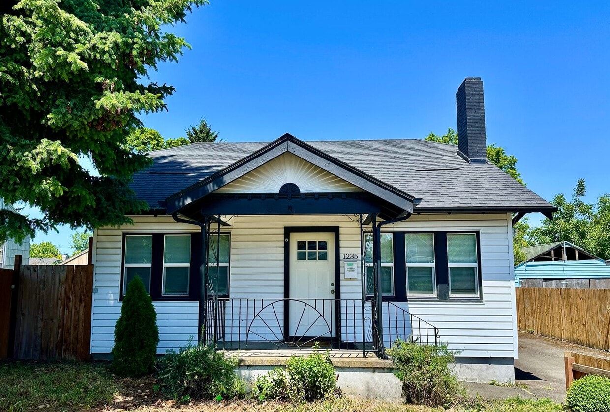 Primary Photo - Charming updated 3-Bedroom Bungalow in Nor...