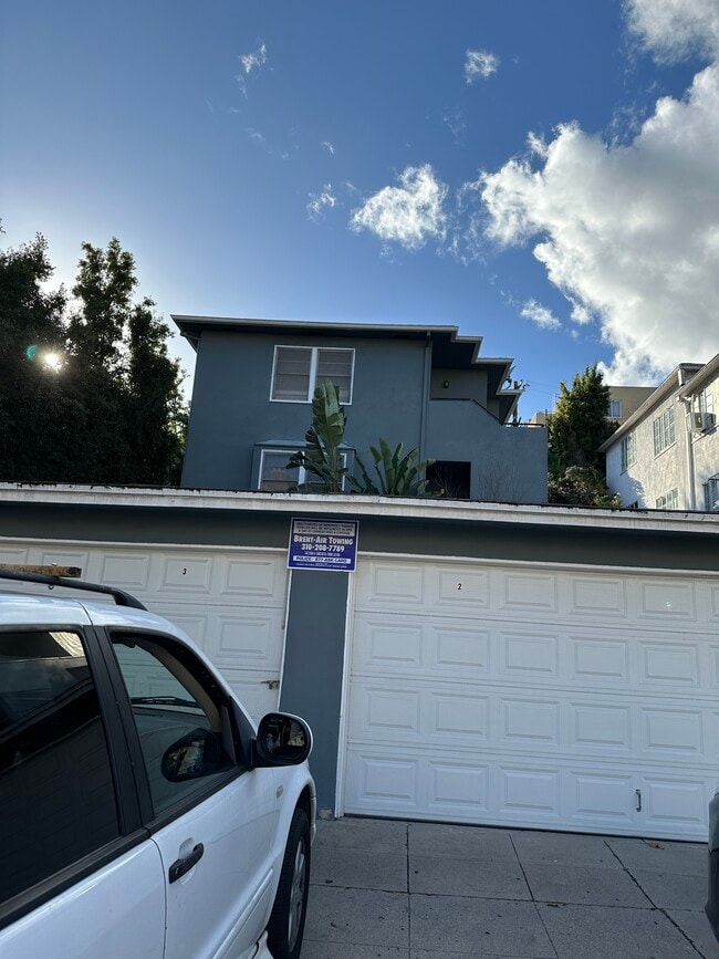 Foto del edificio - 1851 S Beverly Glen Blvd