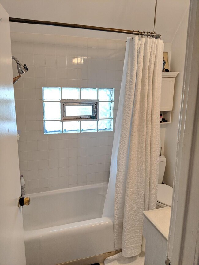 Building Photo - 2 bedroom in Chicago IL 60618