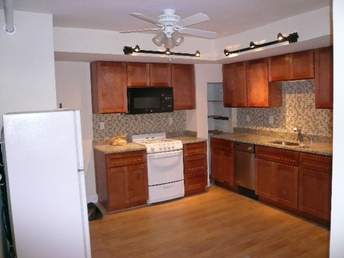 Primary Photo - Large studio in a prime location of Coolid...
