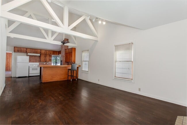 Building Photo - 9025 San Fernando Way
