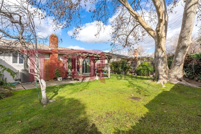 Building Photo - Beautiful 4 bedroom home close to schools ...
